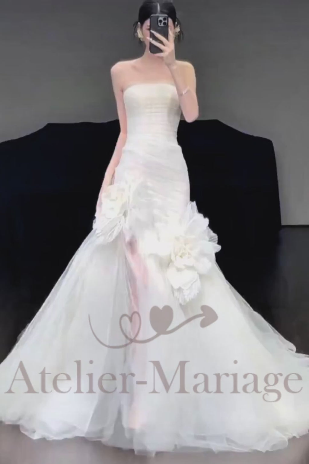 Robe de mariée longue fendue bustier sans bretelles fleurs 3D en mouvement – tulle souple multicouches, création sur-mesure Atelier-Mariage