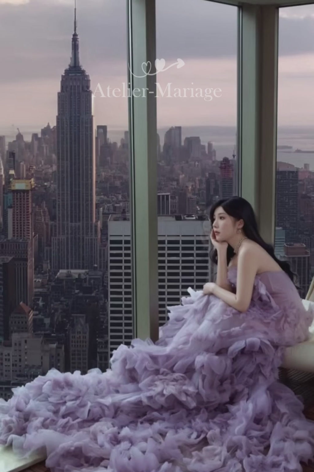 Vidéo carrousel présentant la robe de mariée féerique lilas, ses fleurs XXL et son impressionnante traîne.