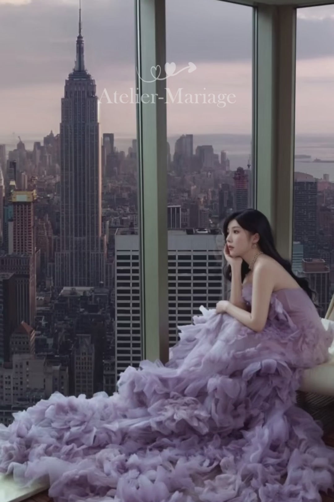 Vidéo carrousel présentant la robe de mariée féerique lilas, ses fleurs XXL et son impressionnante traîne.