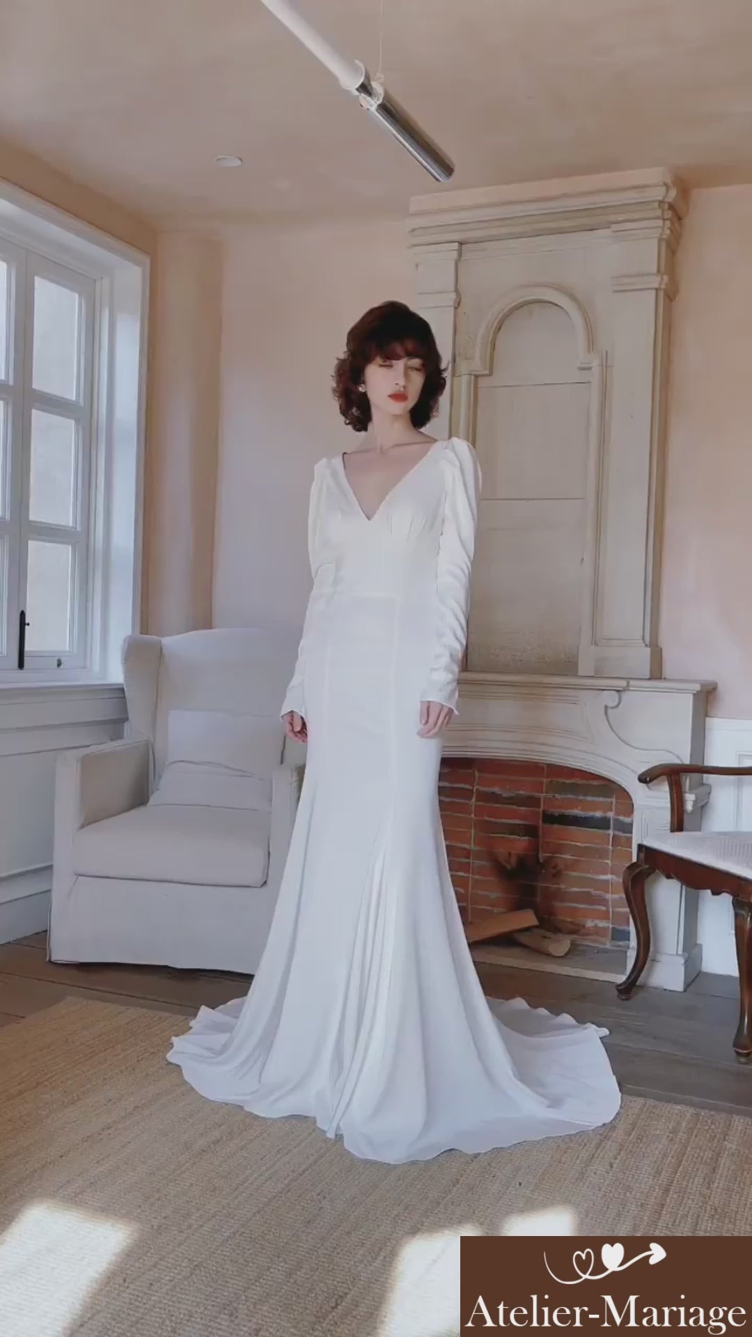 Vidéo haute définition montrant le mouvement fluide du satin et le dos nu de la robe de mariée vintage manches bouffantes.