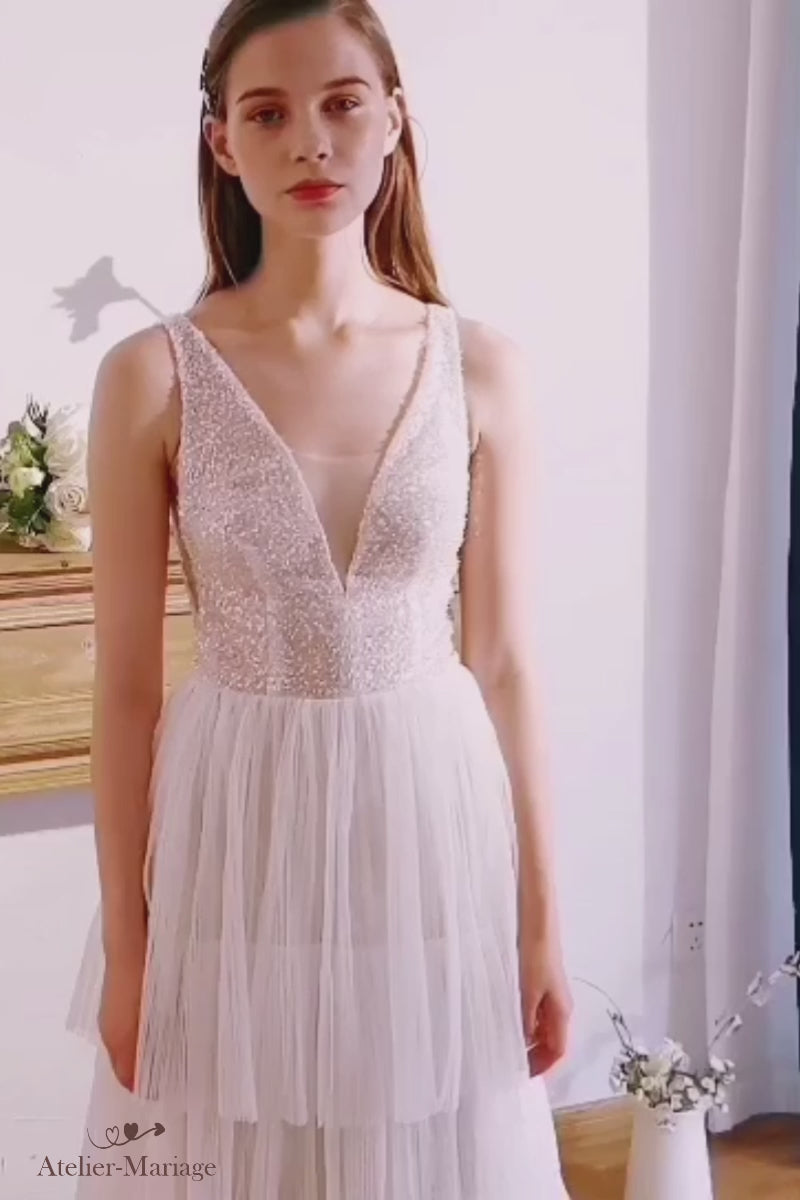 Vidéo illustrant le mouvement majestueux de la jupe en tulle à étages et les reflets pailletés d'une robe de mariée bohème chic.
