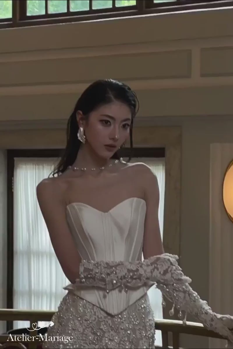 Mannequin portant une robe de mariée deux pièces audacieuse, sexy et bohème, création sur-mesure.