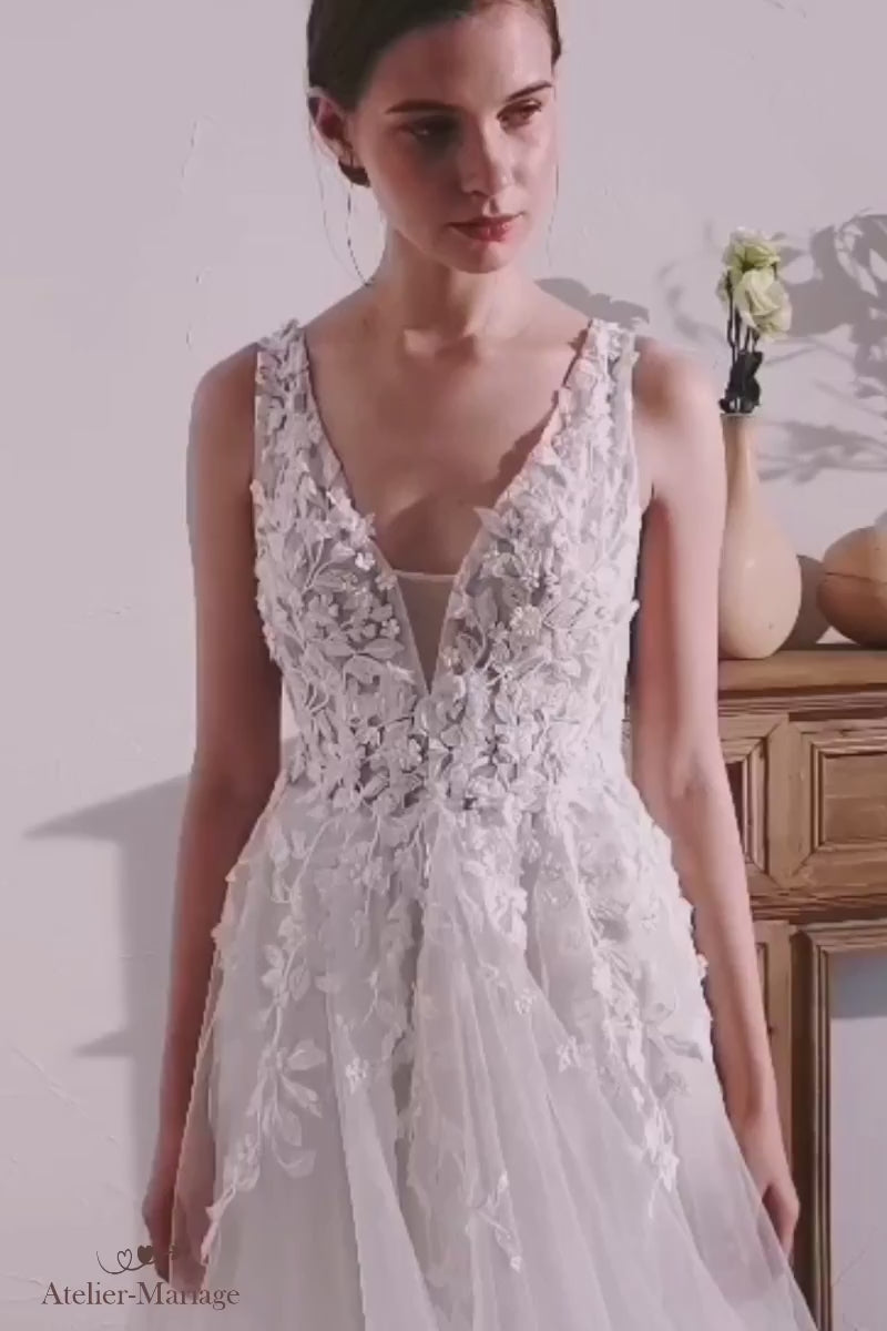 Mouvement fluide et détails du dos nu d'une robe de mariée bohème avec décolleté plongeant.
