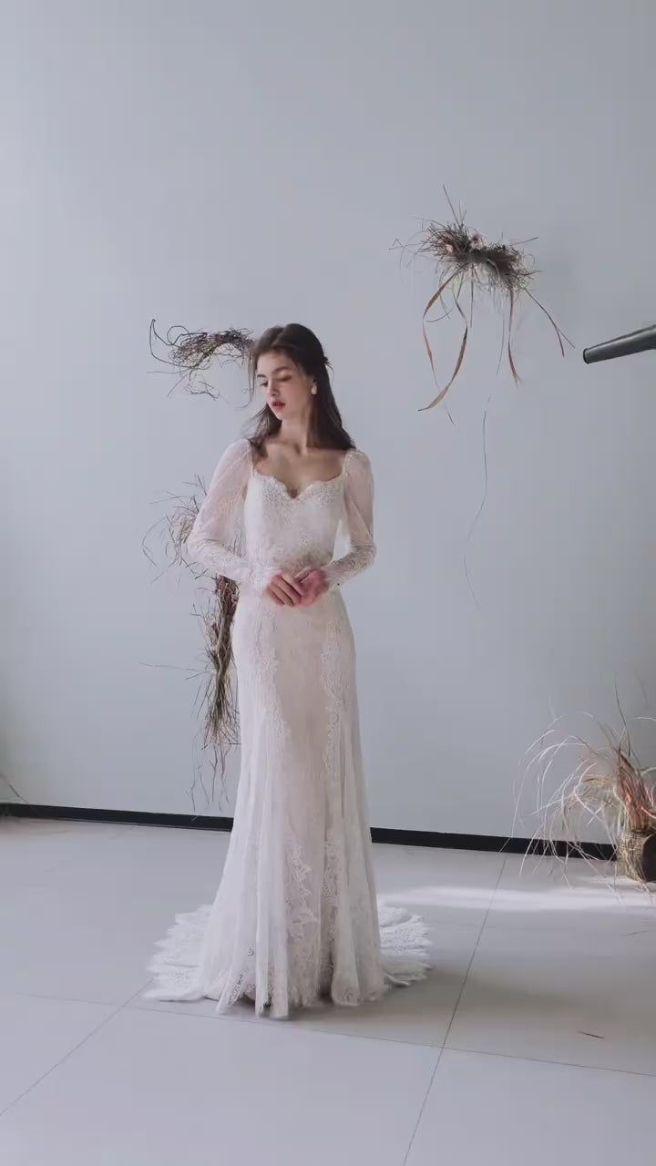 Vidéo backstage montrant le mouvement aérien de la traîne en dentelle et tulle.