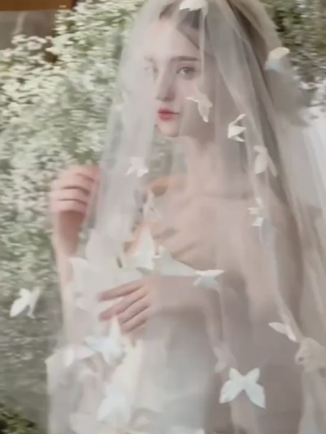 Vidéo en mouvement montrant le volume majestueux et les détails de papillons 3D artisanaux sur notre robe de mariée princesse de luxe.