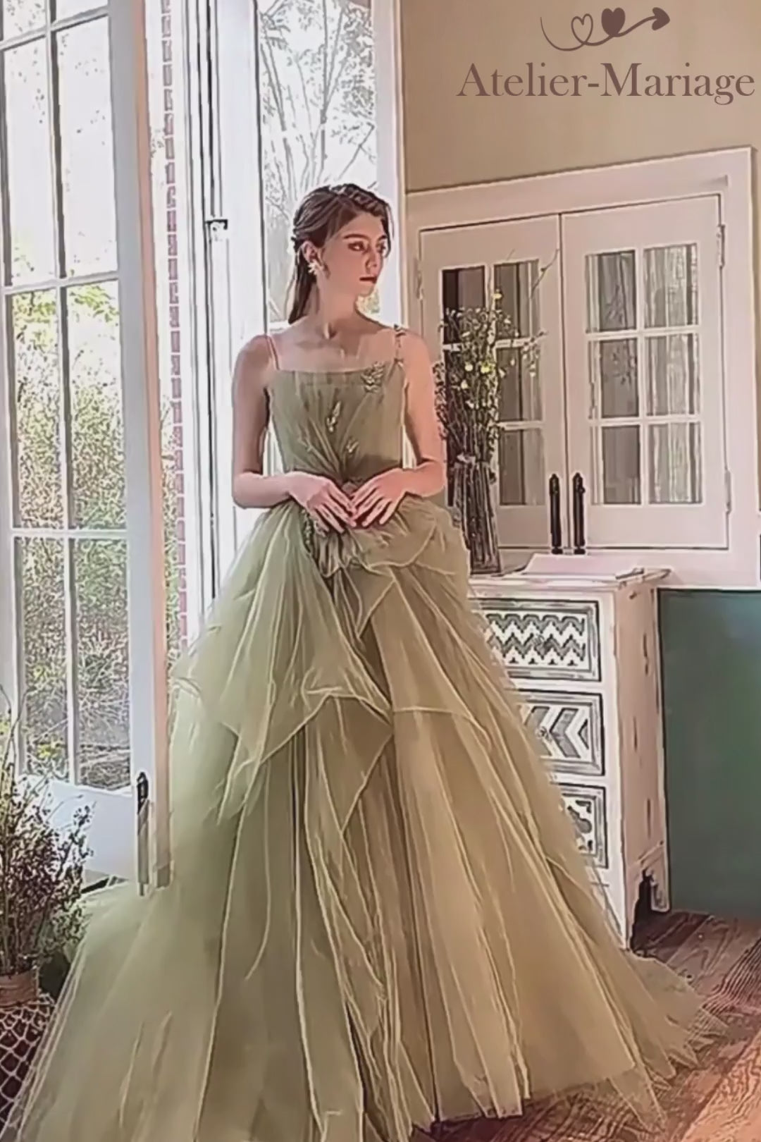 Vidéo montrant le mouvement fluide et le volume du tulle de la robe de mariée vert sauge.