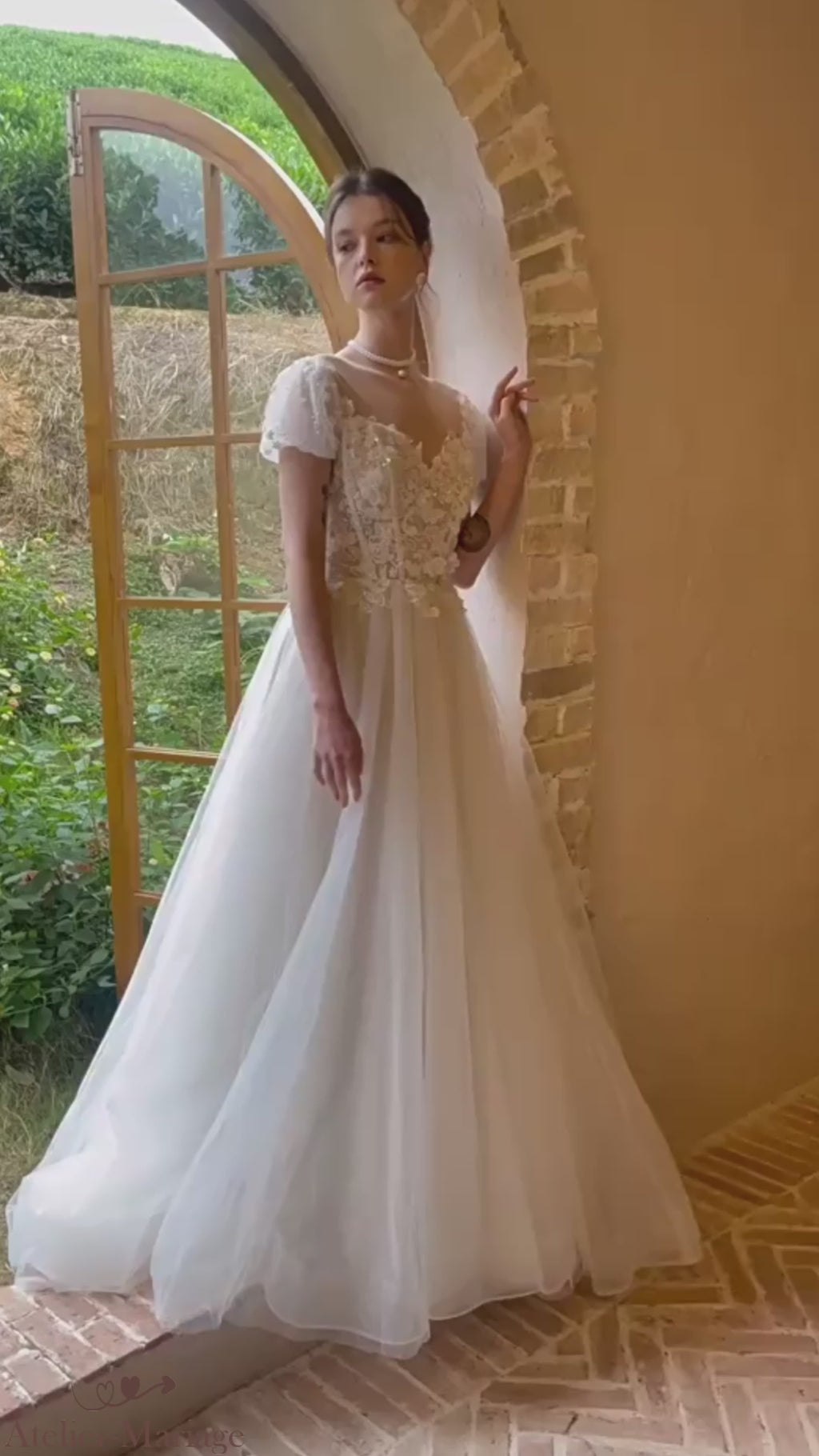 Vidéo montrant le décolleté plongeant et le mouvement aérien de la robe fleurie portée.