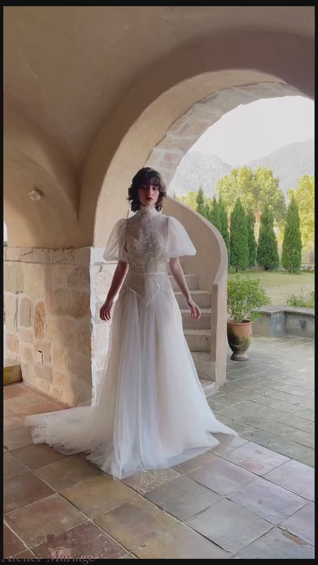 Vidéo montrant le mouvement fluide et les détails du plumetis de la robe de mariée vintage.