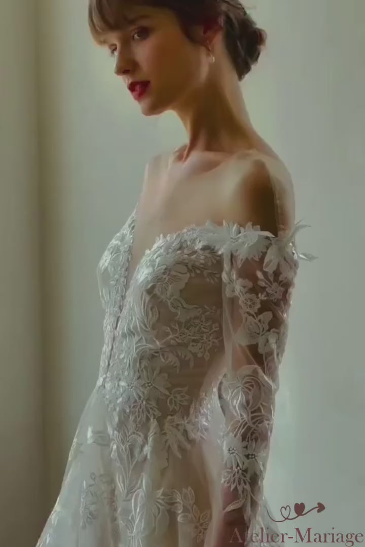 Défilé vidéo robe de mariée bohème manches longues en dentelle sous lumière chaude