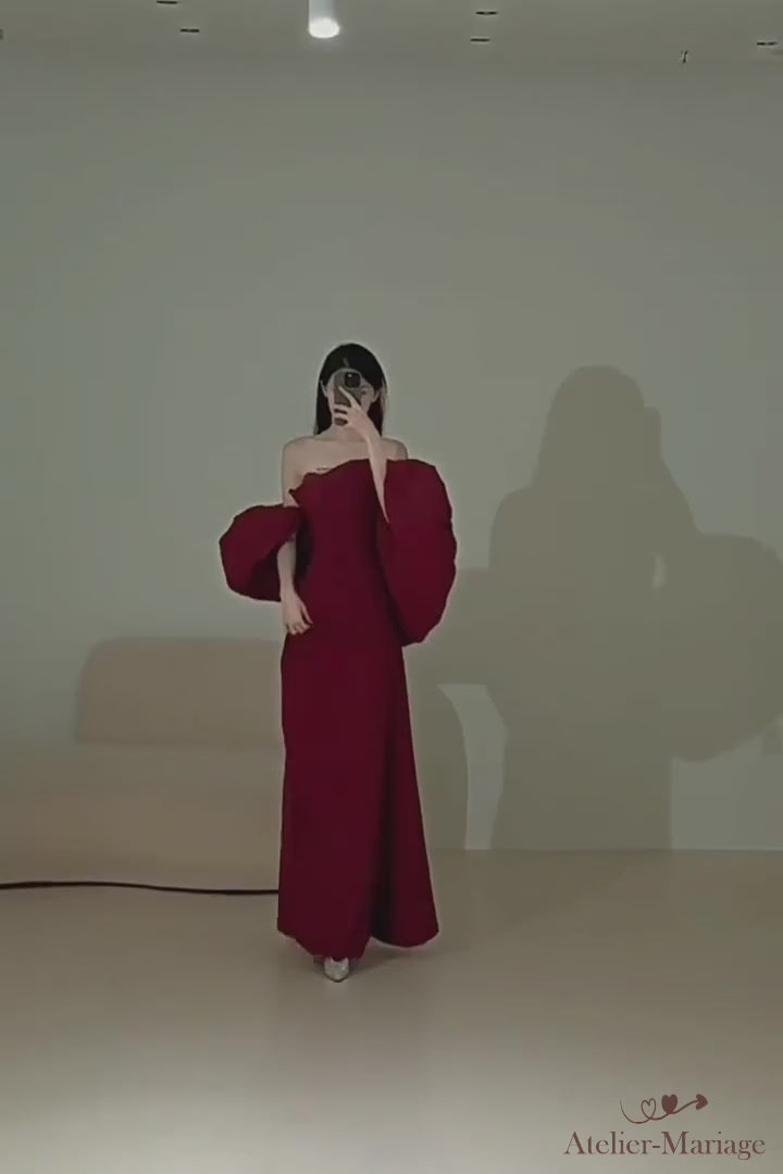 Vidéo selfie montrant le mouvement fluide et l'éclat du taffetas rouge bordeaux, Atelier-Mariage.fr.