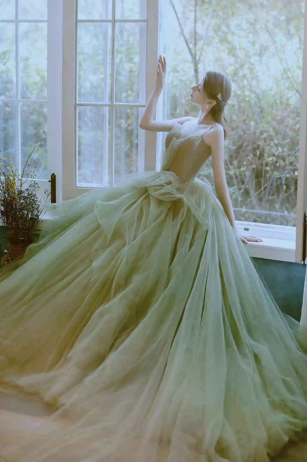 Vidéo carrousel présentant les différents angles et détails haute couture de la robe de mariée féerique vert sauge en tulle.