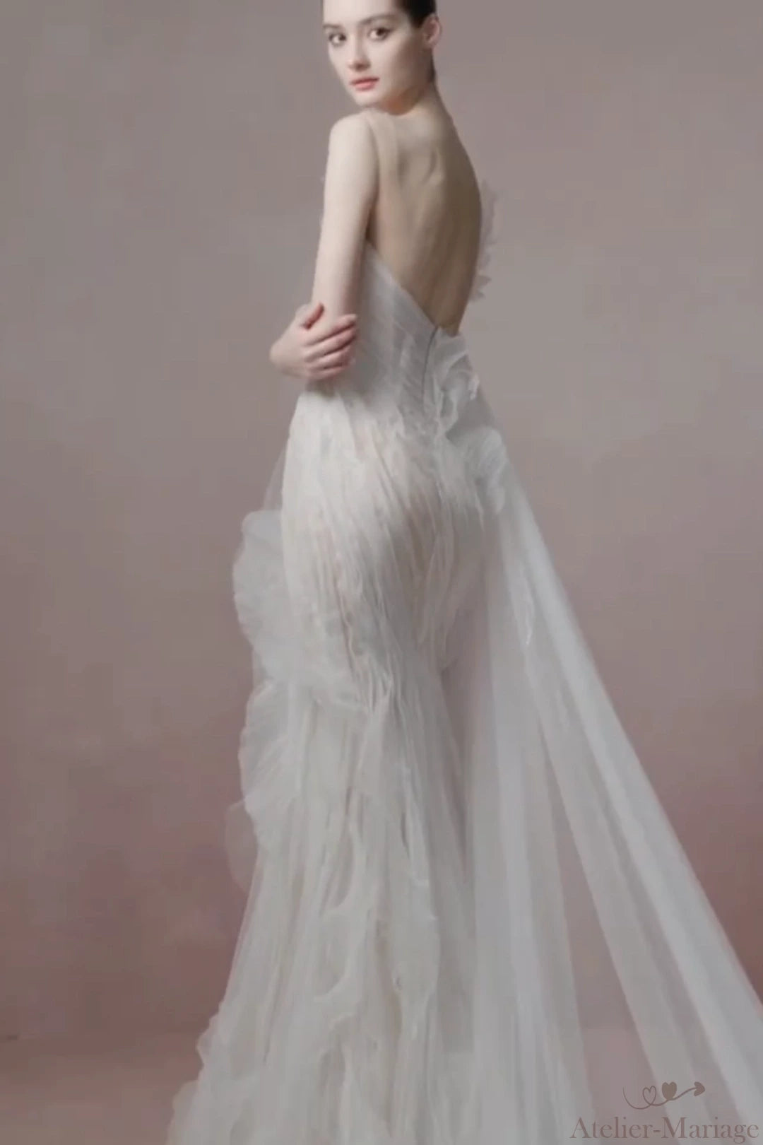 Détails haute couture du corset intégré et du tulle souple.