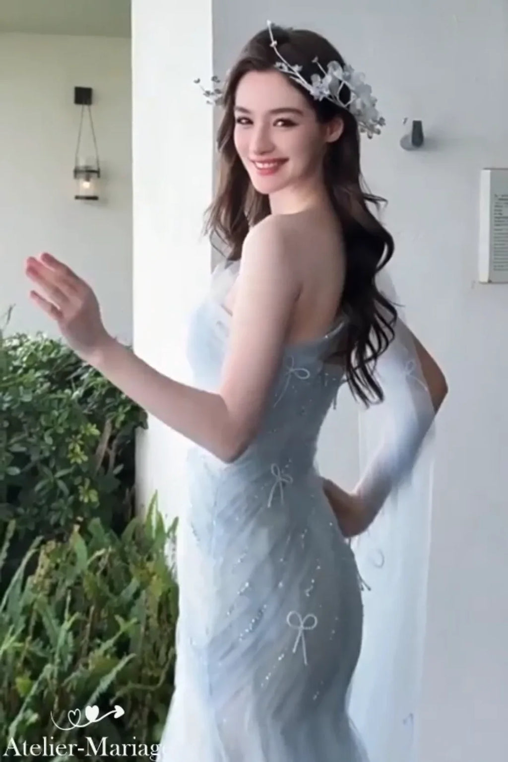 Vidéo montrant la légèreté et la fluidité des 8 à 12 couches de tulle de la robe bleu brume en mouvement.