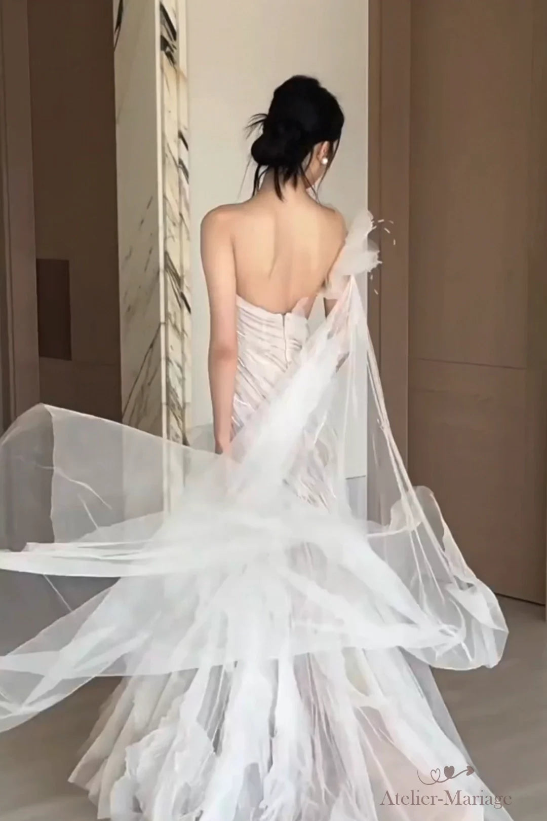 Vidéo robe de mariée haute couture tulle fleurs 3D plumes en mouvement légèreté