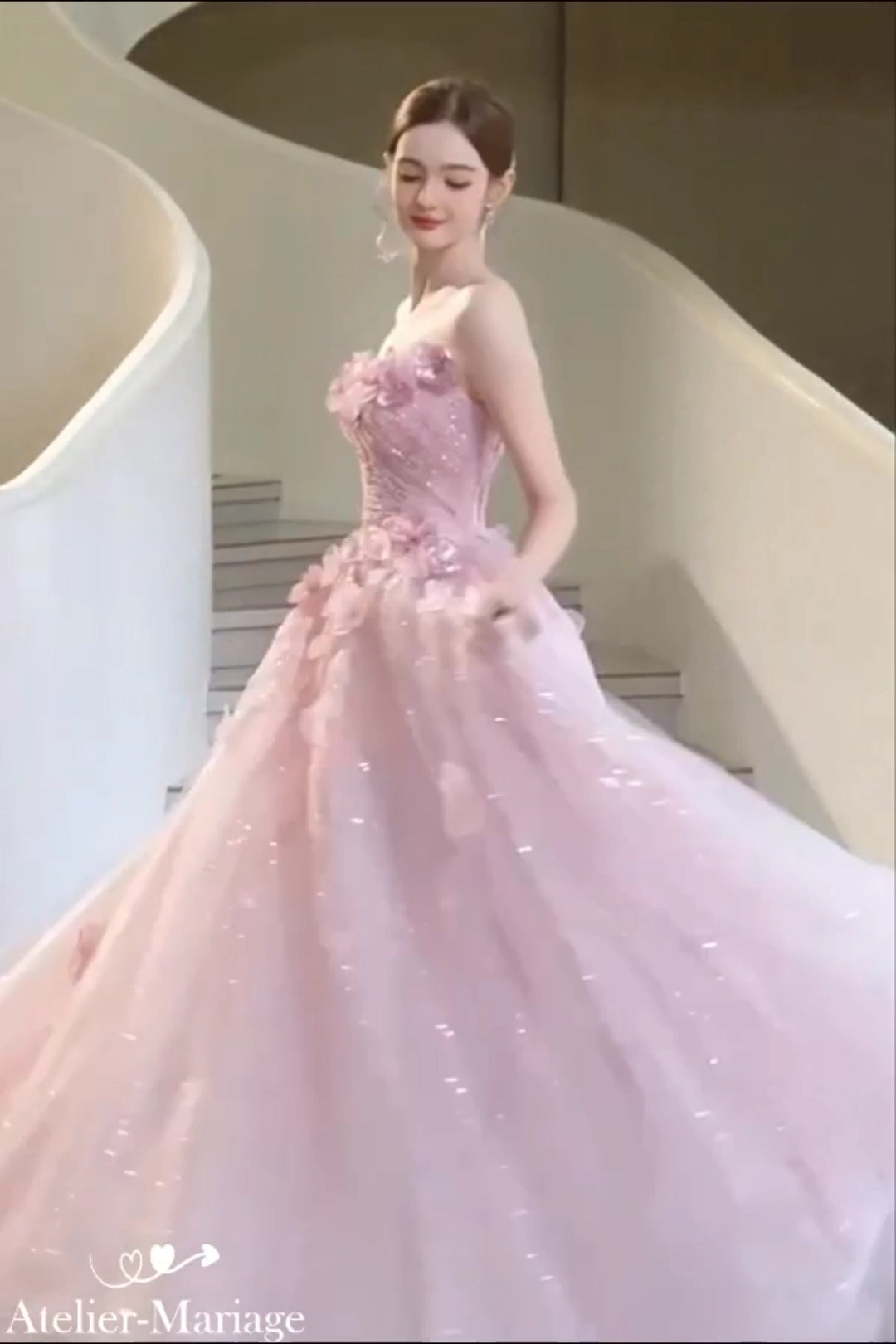 Vidéo carrousel montrant l'effet scintillant des paillettes et le volume de la robe de mariée blush en mouvement.