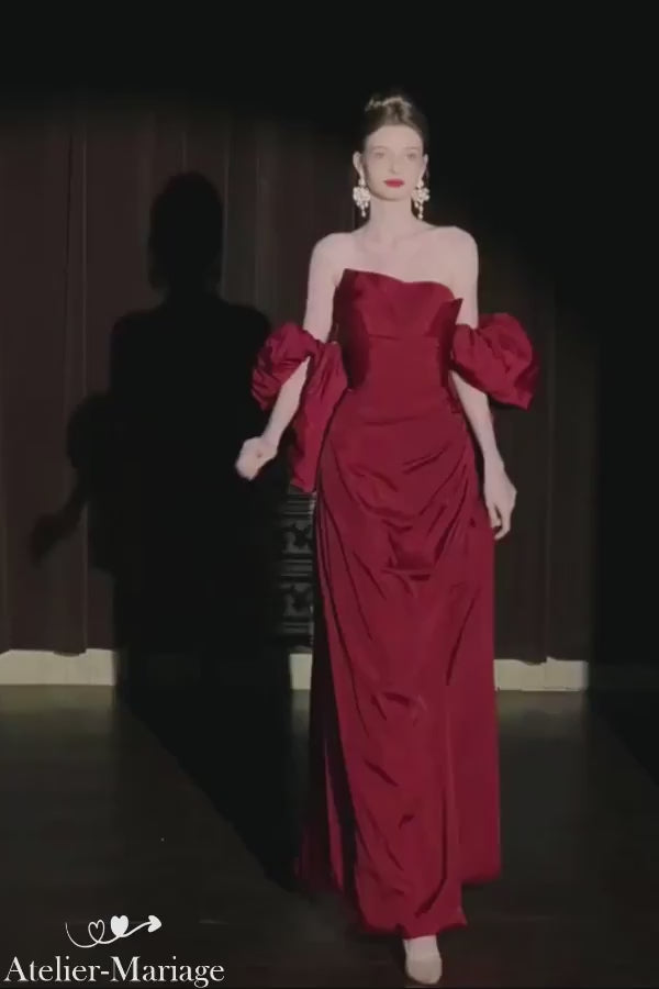 Vidéo montrant l'élégance, la fente latérale et le mouvement théâtral de la robe de mariée et de soirée rouge bordeaux en taffetas.