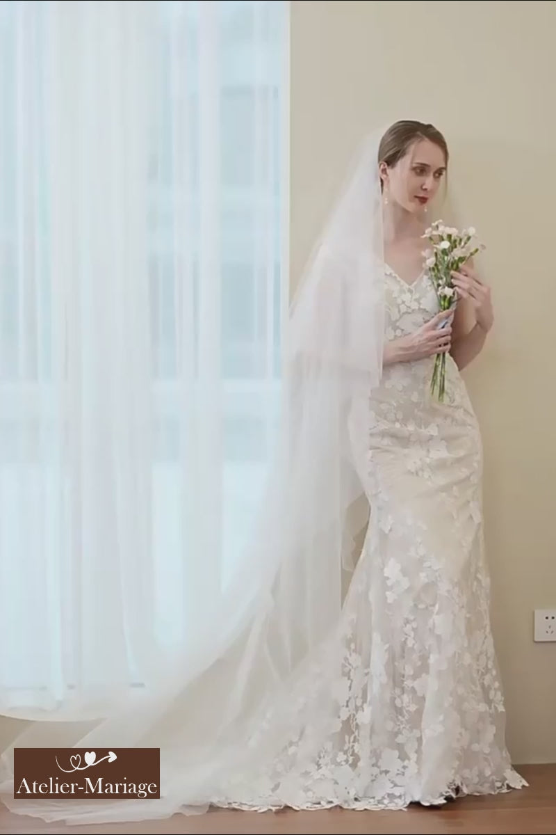 Vidéo montrant en mouvement les détails de la dentelle et le dos nu plongeant d'une robe de mariée bohème vintage.