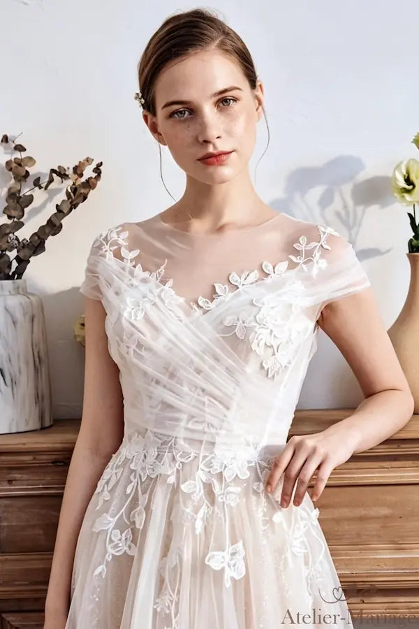 Profil du bustier montrant le volume des fleurs en relief et la finesse du tulle.