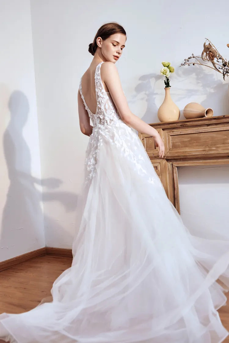 Vue de profil soulignant l'échancrure vertigineuse du dos nu.