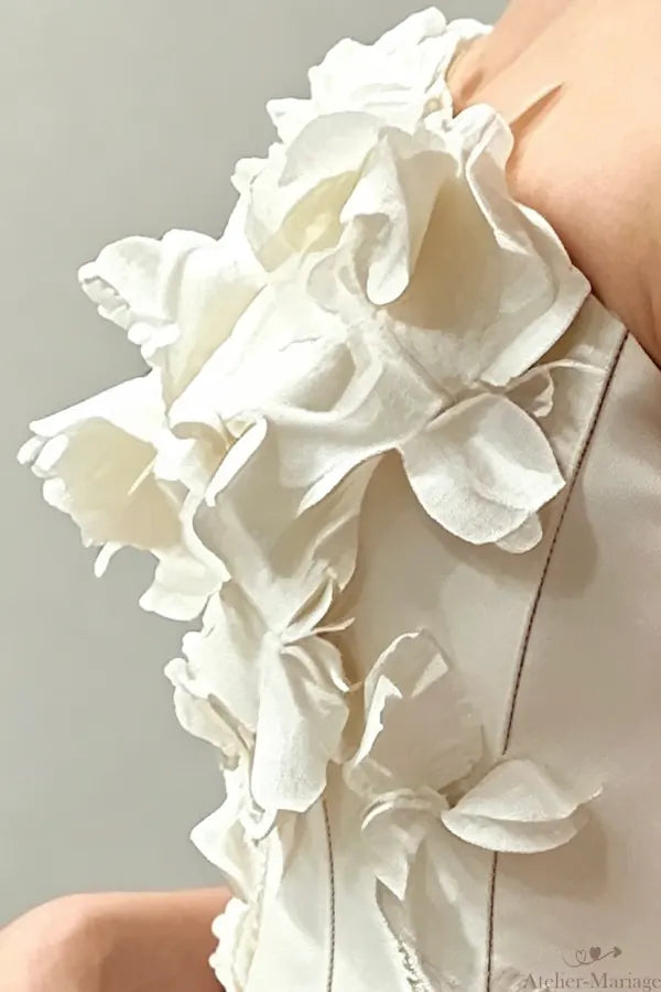 Focus sur les papillons en organza et les éclats de sequins, une création de haute couture pour un mariage féerique.