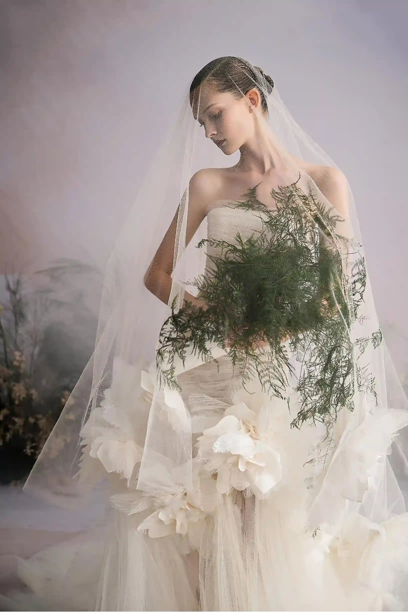 Robe bustier sirène au style bohème chic et romantique, accompagnée d'un grand voile en tulle.