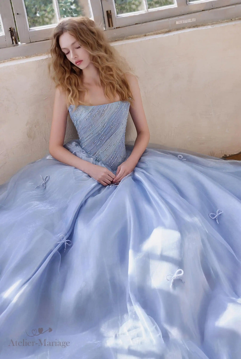 Magnifique robe de gala ou de mariée bleu Cendrillon avec un volume spectaculaire en tulle sans jupon.