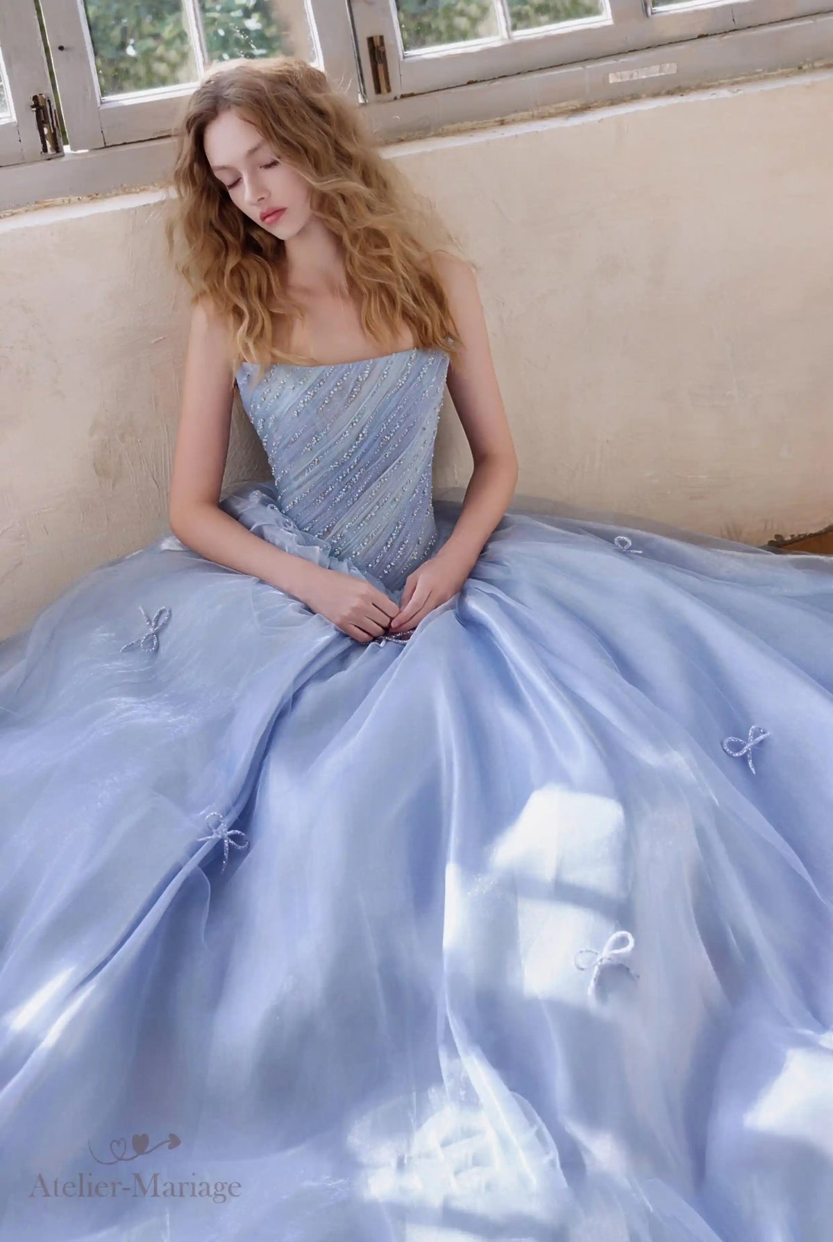 Magnifique robe de gala ou de mariée bleu Cendrillon avec un volume spectaculaire en tulle sans jupon.