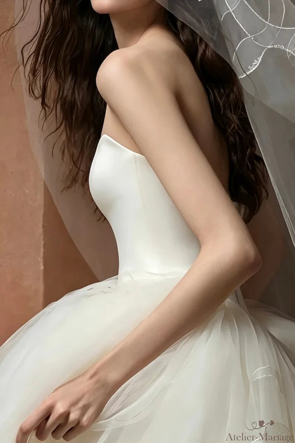 Vue de côté montrant l'ajustement parfait et la structure interne du corset de la robe de mariée, assurant confort et maintien.