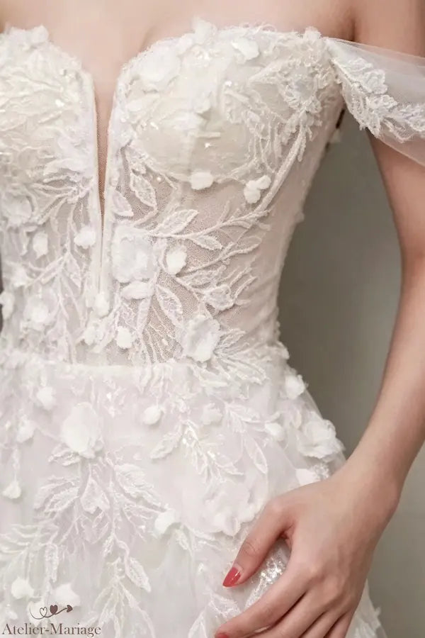 Plan moyen montrant la silhouette sirène flatteuse de la robe sur un mannequin. La taille cintrée et les hanches sont soulignées par la dentelle. Découvrez votre silhouette idéale avec cette coupe.