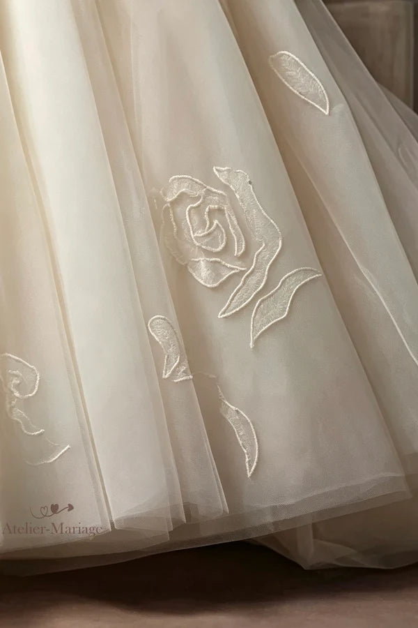 Vue détaillée du jupe illusion en tulle avec une finition délicate en broderies cousues à la main. 