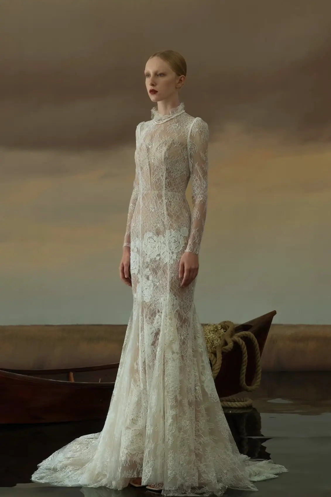 L'élégance rétro d'une mariée portant une robe sirène sur-mesure en dentelle sur doublure champagne.