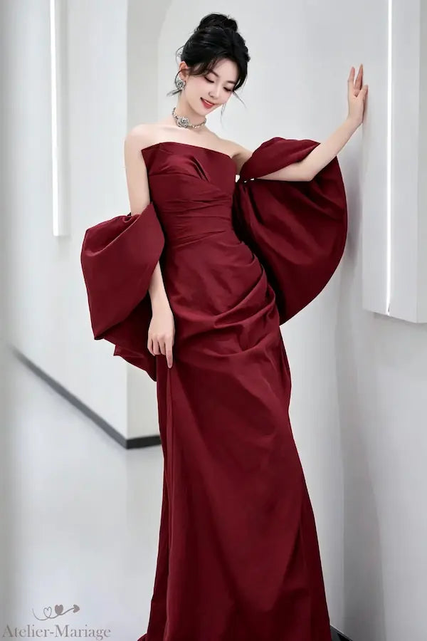 Robe de mariée de couleur rouge bordeaux en tulle et taffetas pour une mariée audacieuse en 2026.