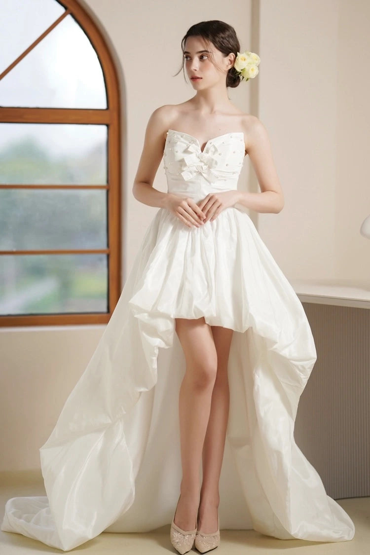 Silhouette spectaculaire de la robe de mariée asymétrique courte devant en satin.