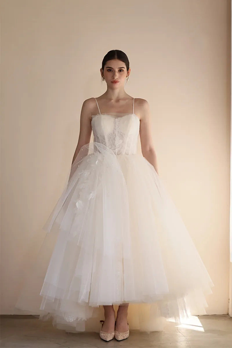 Robe de mariée bohème chic asymétrique, courte devant et longue à l'arrière.