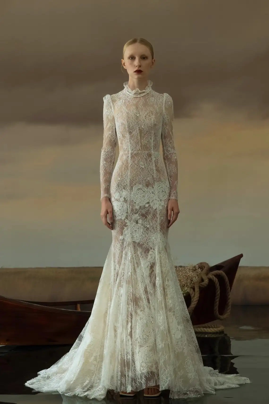 Robe de mariée bohème vintage avec col montant et manches longues en dentelle fine.
