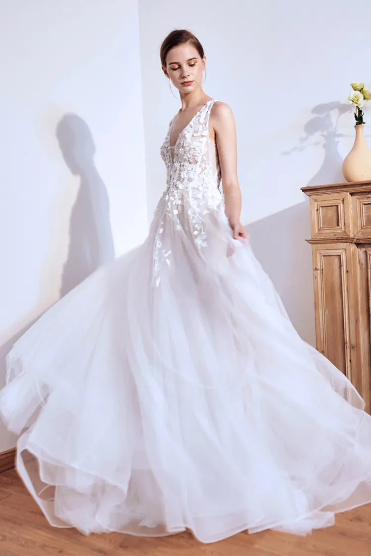 Robe de mariée bohème sensuelle avec décolleté plongeant en V.