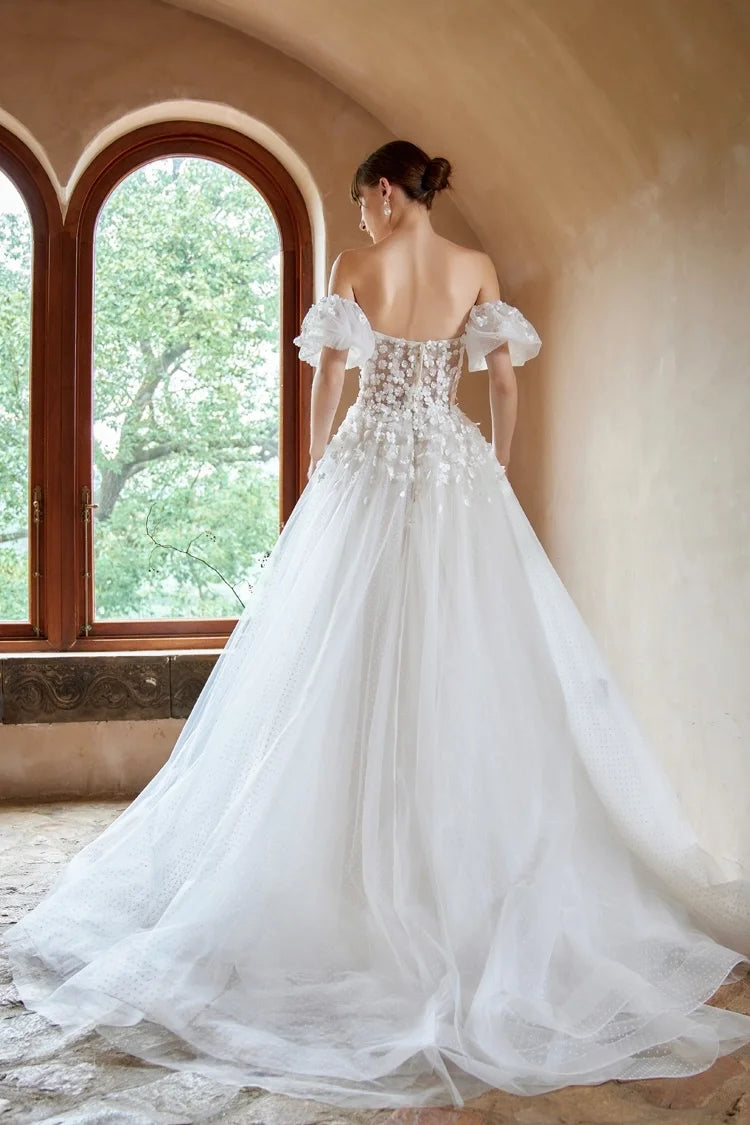 Vue de dos d'une robe de mariée romantique avec jupe en tulle fluide multicouches.