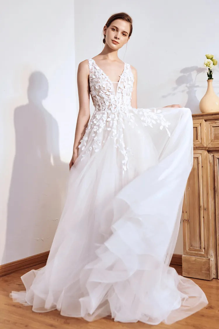 La jupe fluide en organza accrochant la lumière naturelle.