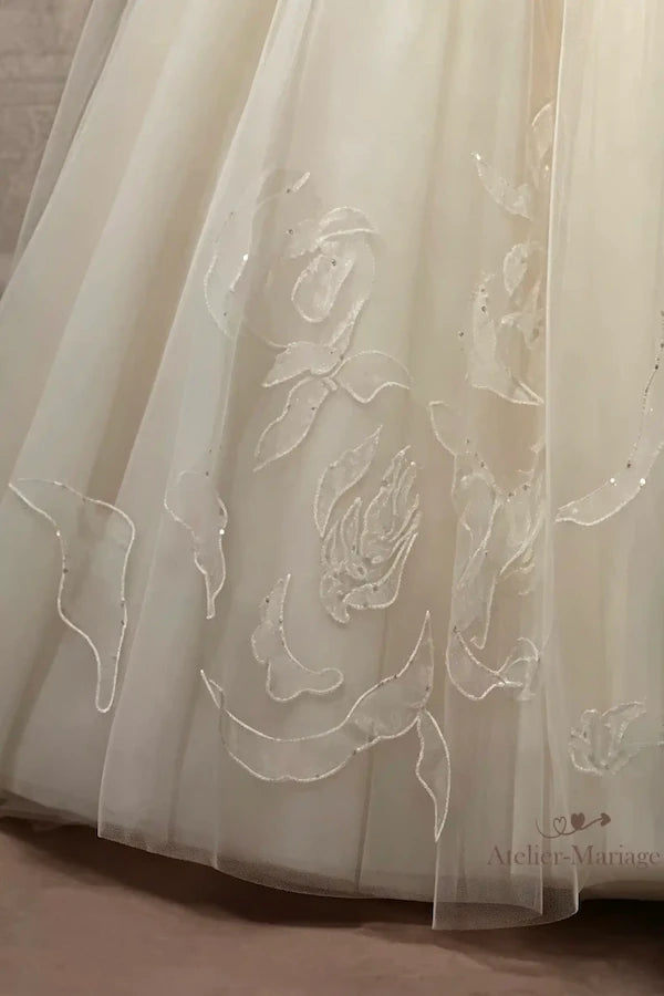 Gros plan sur la jupe volumineuse en tulle plissé de la robe bohème, illustrant la légèreté et le mouvement du tissu.