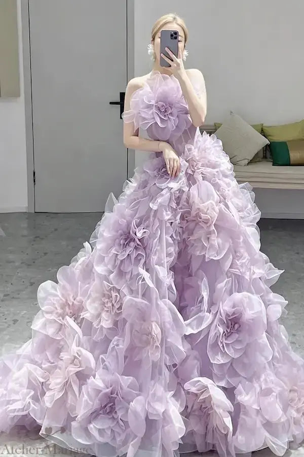 Aperçu réel de la robe de mariée lilas avec sa cascade de fleurs 3D, illustrant le volume spectaculaire et le style princesse bohème.