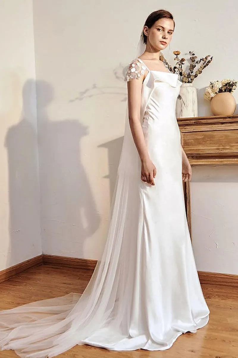 L'équilibre parfait entre minimalisme du satin et romantisme floral.