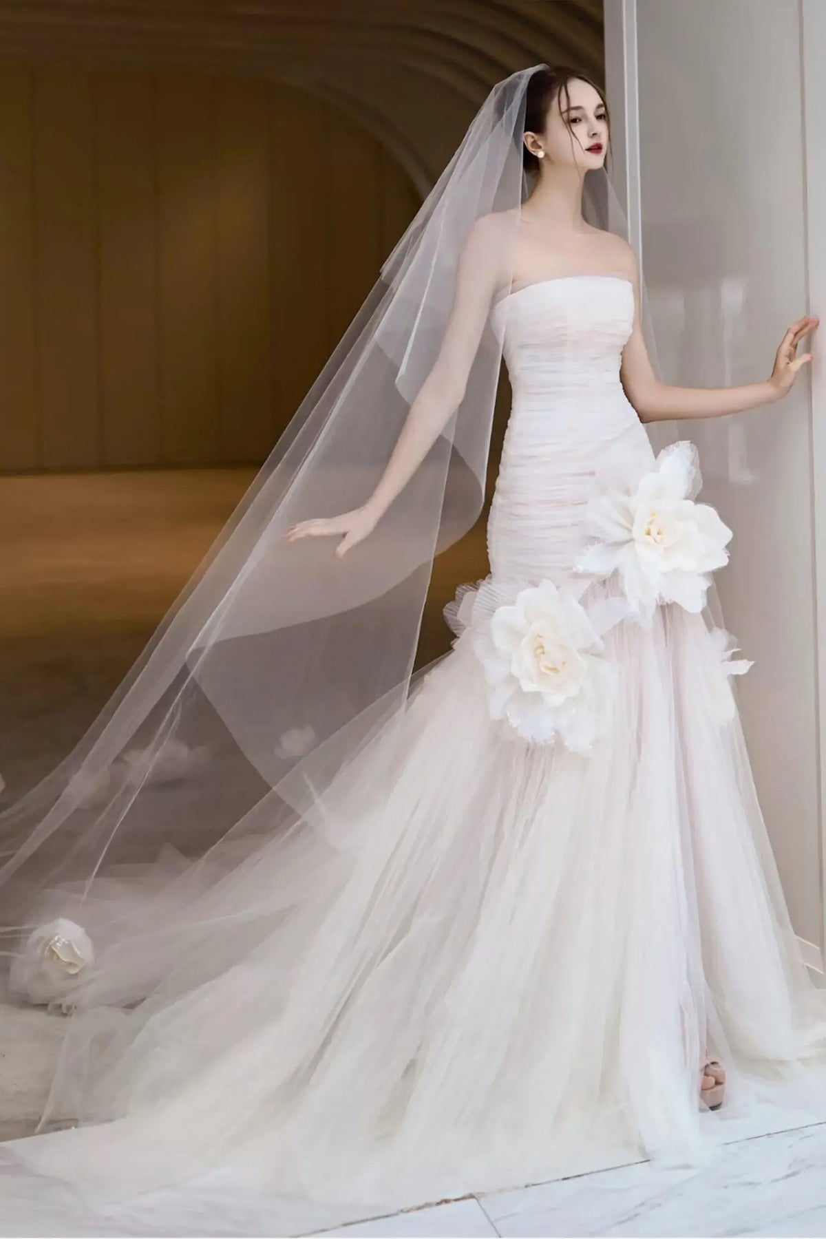 Allure moderne et originale avec cette robe de mariée agrémentée de fleurs 3D oversize en tulle.
