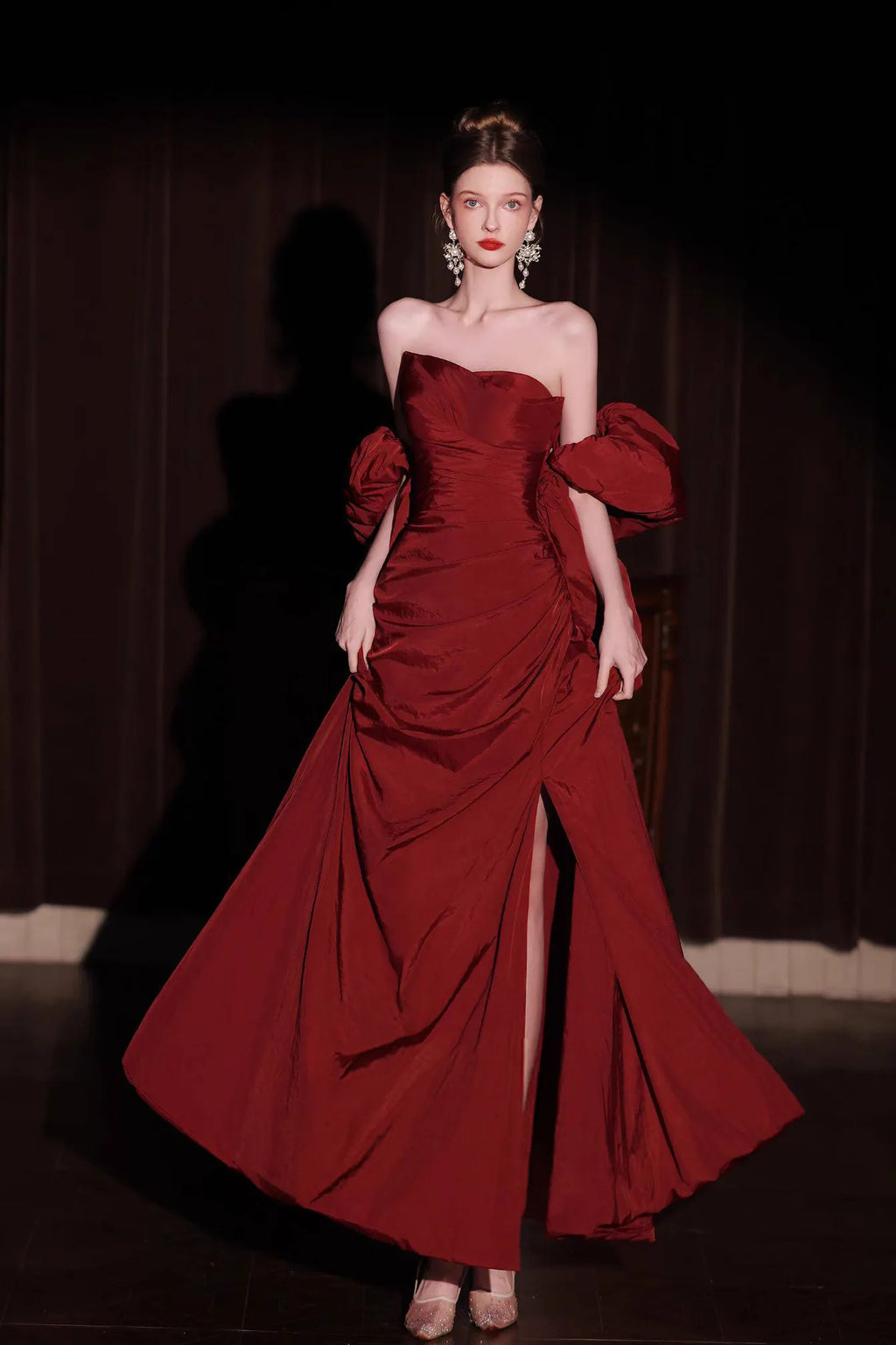 Robe de mariée originale de couleur rouge bordeaux avec une fente audacieuse et un drapé en taffetas froissé.