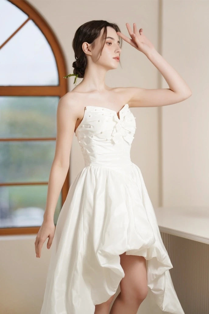 La robe de mariée idéale pour la mairie, alliant modernité et esprit haute couture.