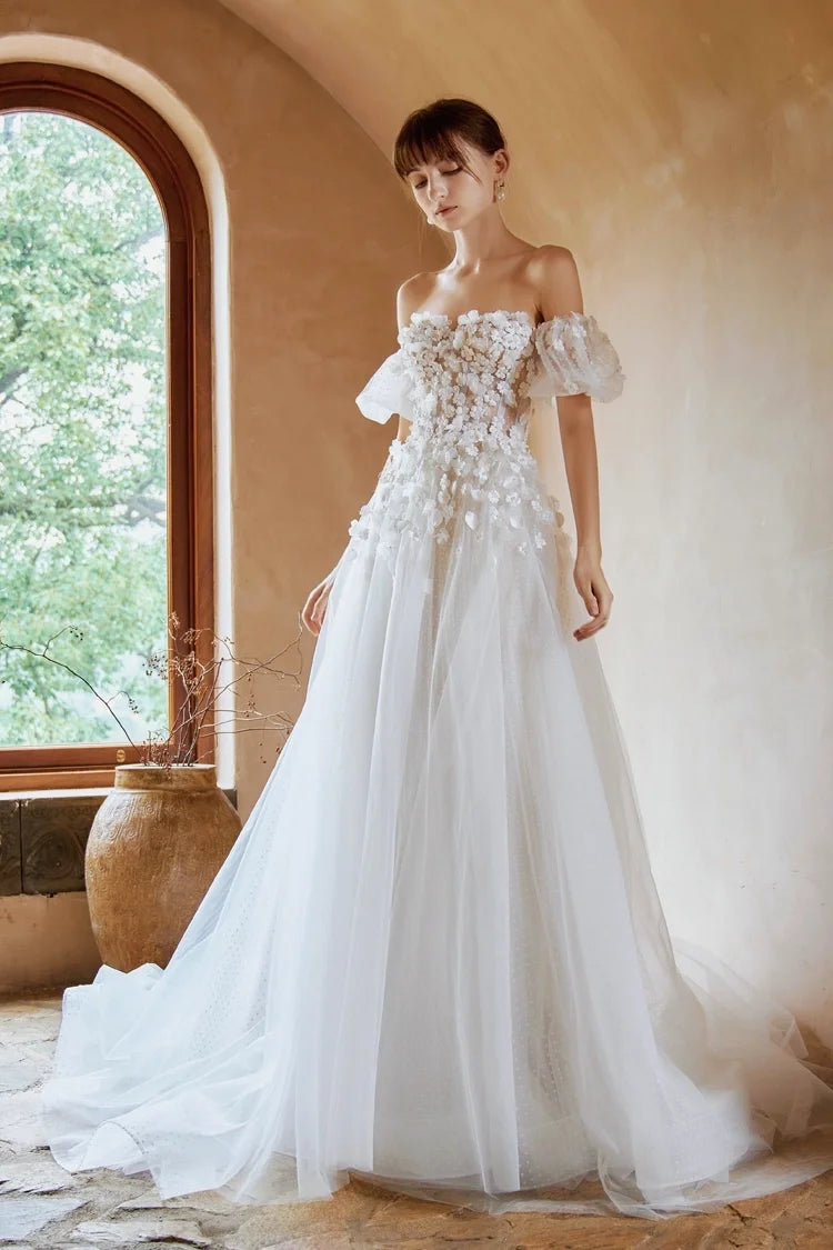 Coupe princesse fluide et légère pour cette robe de mariée à fleurs 3D.