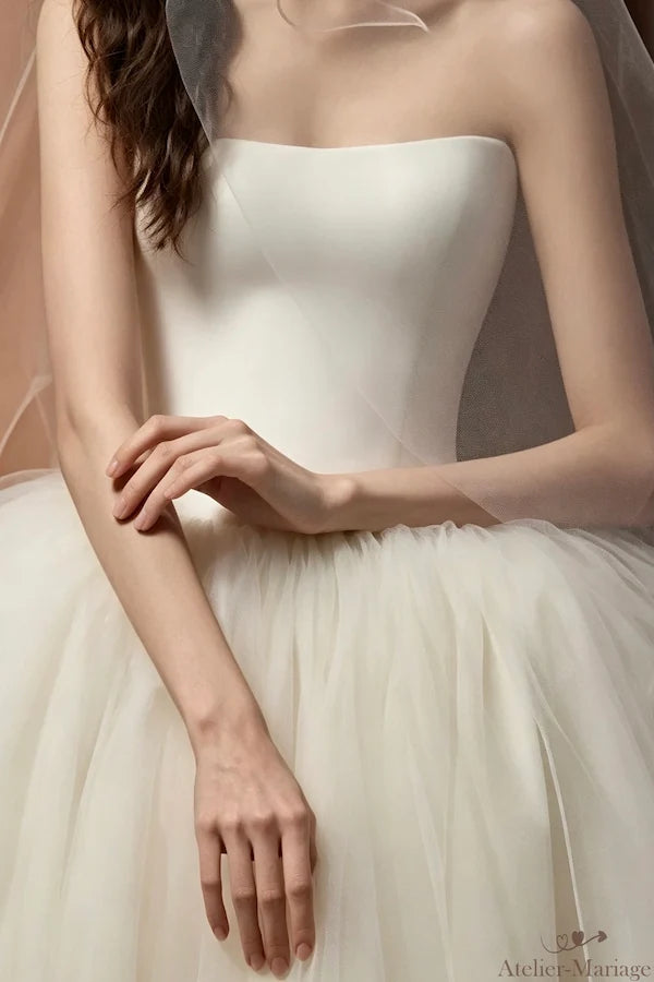 Gros plan sur le buste en cœur de la robe de mariée princesse Premium, montrant la dentelle florale brodée à la main et les fines perles.