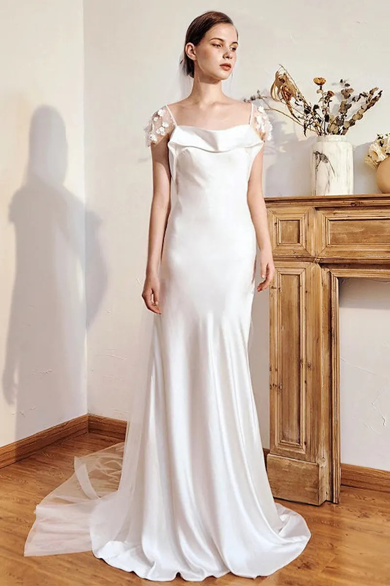 Silhouette élégante d'une mariée en robe sirène satin fluide.