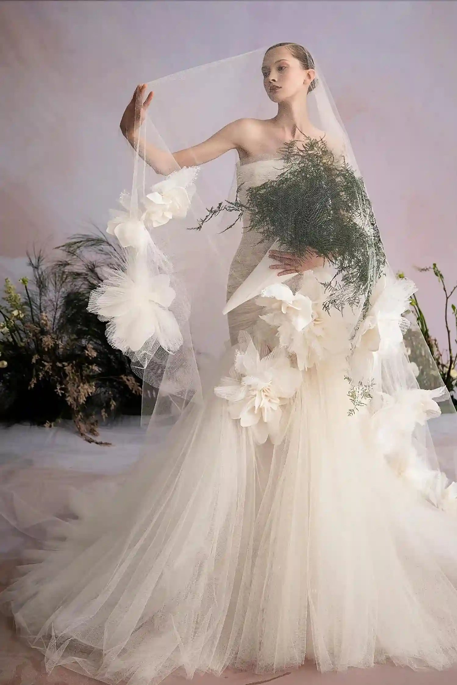 Le mouvement spectaculaire du tulle drapé et des applications florales sur une robe sur-mesure.