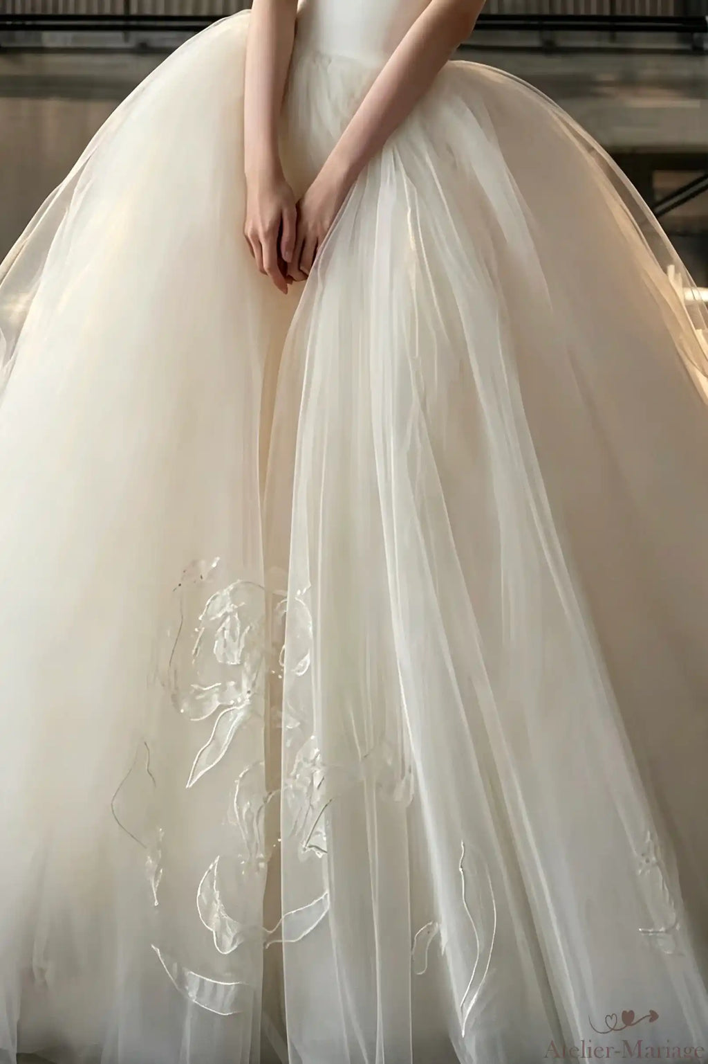 Gros plan sur la superposition des différentes couches de tulle et de tissu soyeux de la jupe, garantissant opacité et volume.