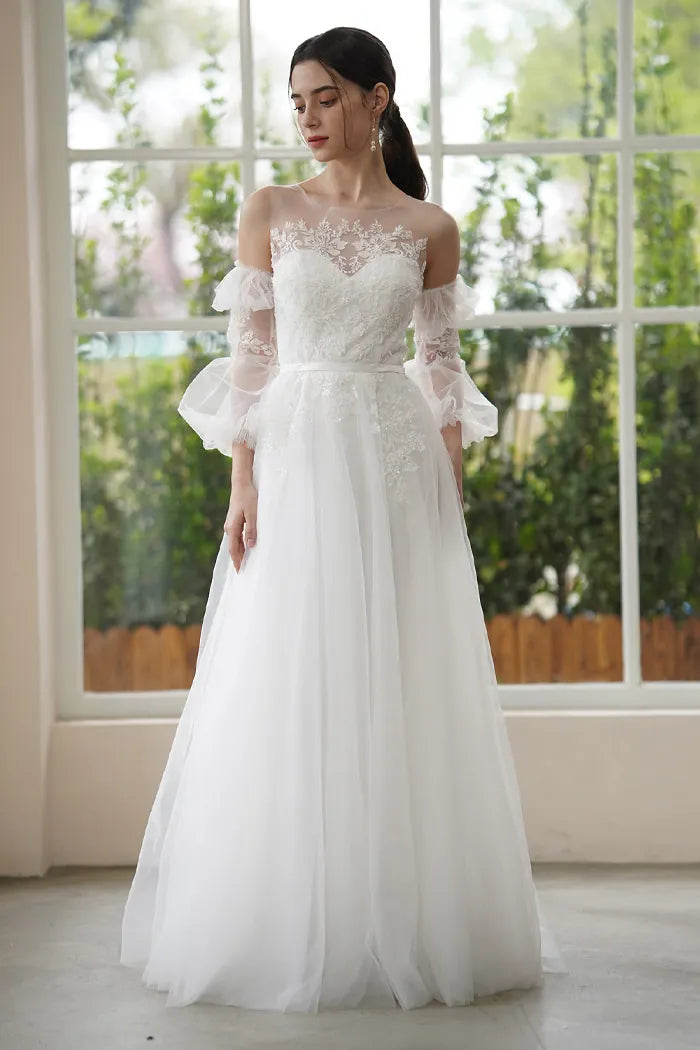 Robe Éclat portée avec nos manches amovibles en dentelle pour un look 2-en-1.